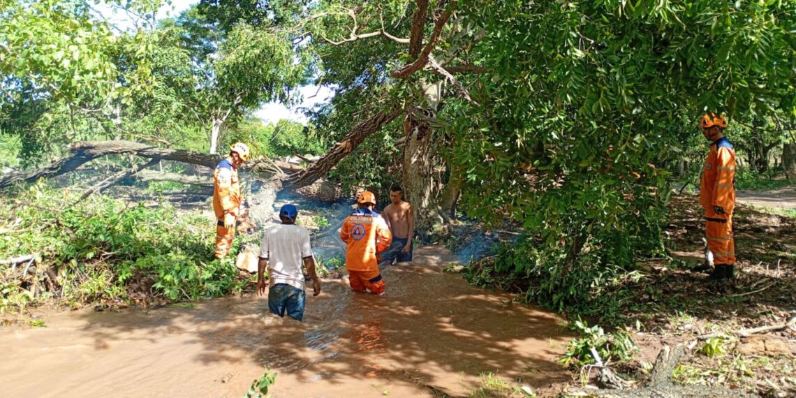 Lluvias provocan desbordamientos de acequias y afectan viviendas en Villanueva