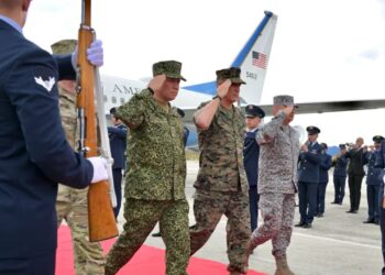 Jefe del Comando Sur de EE. UU., Francis L. Donovan, llega a Colombia para reunirse con la nueva cúpula militar