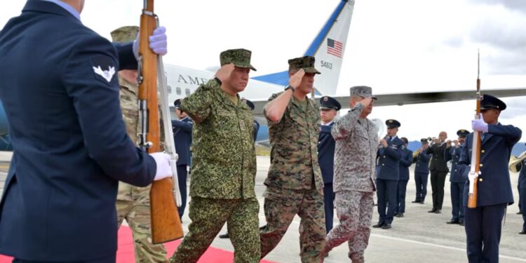 Jefe del Comando Sur de EE. UU., Francis L. Donovan, llega a Colombia para reunirse con la nueva cúpula militar