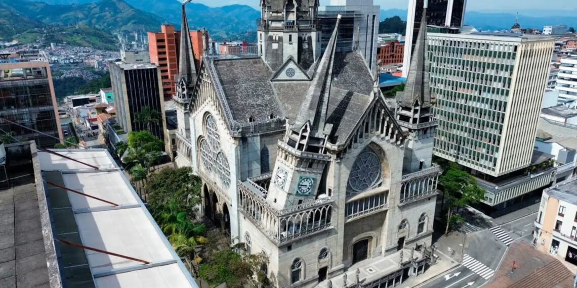 Vicepresidente José Manuel Restrepo plantea campaña para reconstruir la Catedral de Manizales tras el terremoto