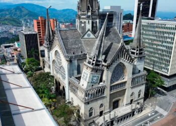 Vicepresidente José Manuel Restrepo plantea campaña para reconstruir la Catedral de Manizales tras el terremoto