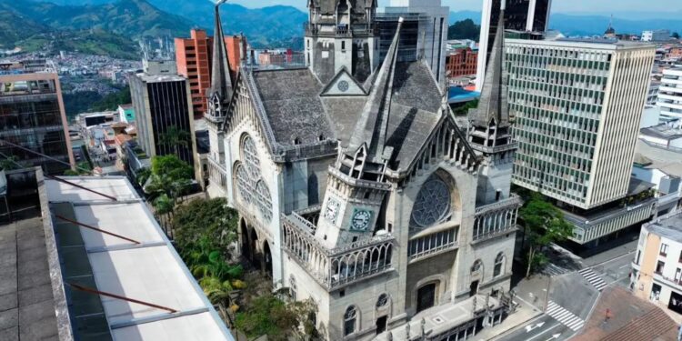 Vicepresidente José Manuel Restrepo plantea campaña para reconstruir la Catedral de Manizales tras el terremoto