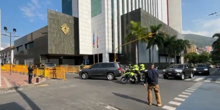 Abelardo De La Espriella llega a Cali en medio de un fuerte dispositivo de seguridad