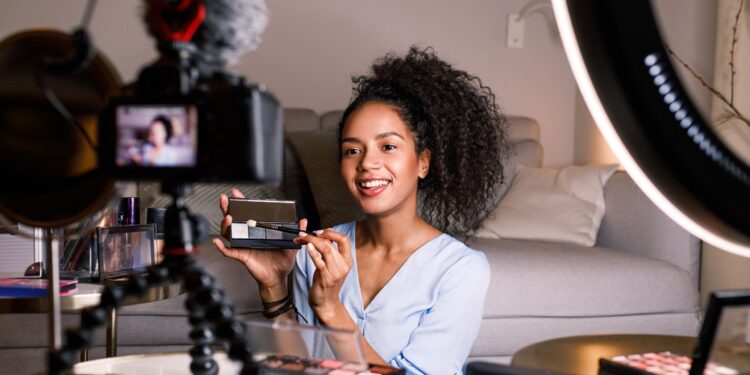 Corte pide regular derechos y deberes de creadores de contenido e ‘influencers’