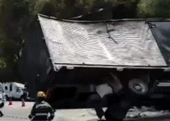 Camión con seis toneladas de ayuda para Pereira sufrió grave accidente
