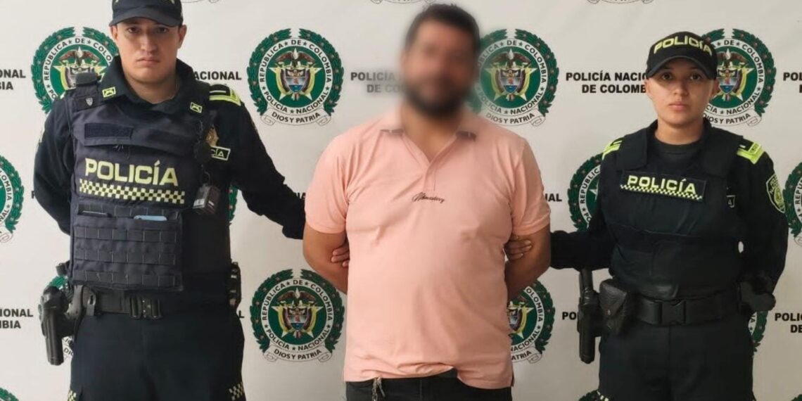 Capturan a hombre señalado de agredir a policías durante procedimiento en Riohacha