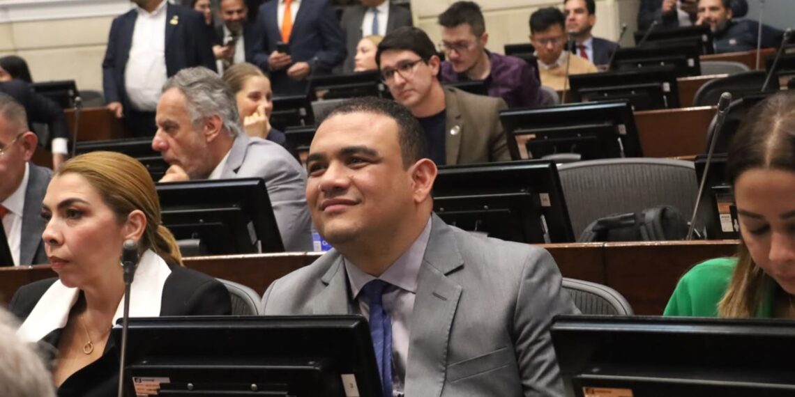 Senador Antonio José Correa denuncia suplantación en WhatsApp y pide bloquear número