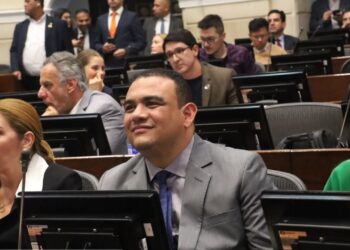 Senador Antonio José Correa denuncia suplantación en WhatsApp y pide bloquear número