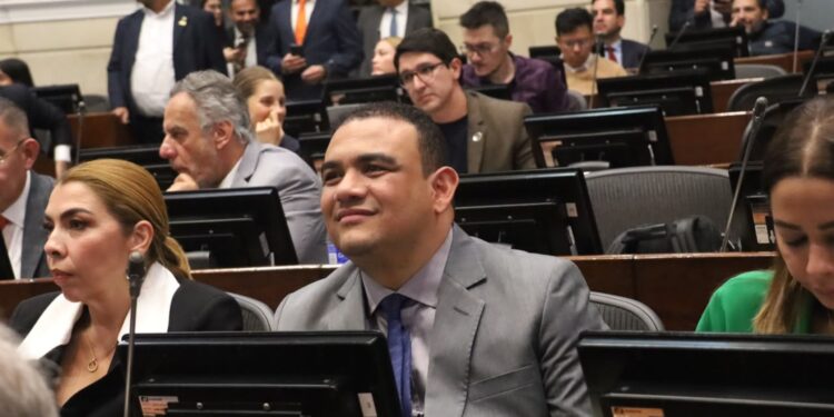 Senador Antonio José Correa denuncia suplantación en WhatsApp y pide bloquear número