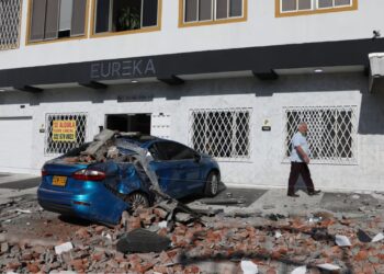 Terremoto de 7,4 deja 111 muertos y 87 heridos; Gobierno declara desastre nacional