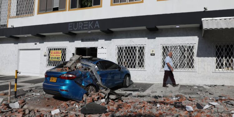 Terremoto de 7,4 deja 111 muertos y 87 heridos; Gobierno declara desastre nacional