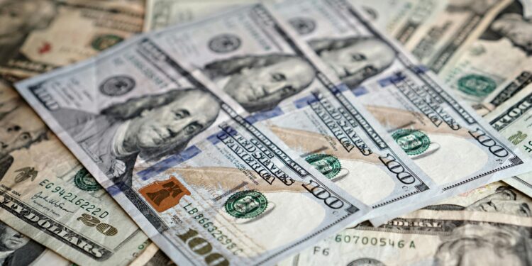 Dólar cae a $3.058 en Colombia y alcanza su nivel más bajo en casi ocho años