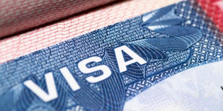 EE. UU. evalúa retirar miles de visas a extranjeros que solicitaron asilo