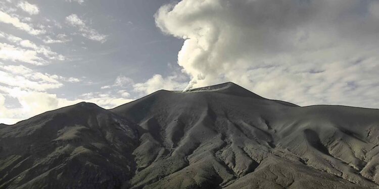 Volcán Puracé vuelve a emitir ceniza y crece preocupación por falta de condiciones para evacuar