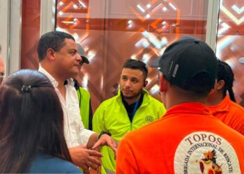 Rescatistas internacionales pasan por Riohacha rumbo a Cali para apoyar emergencia