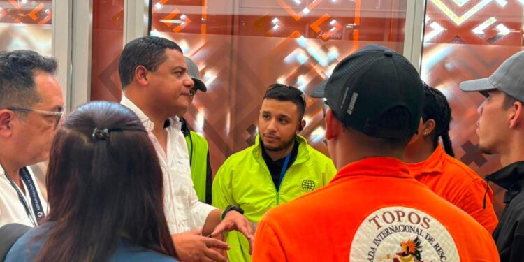 Rescatistas internacionales pasan por Riohacha rumbo a Cali para apoyar emergencia