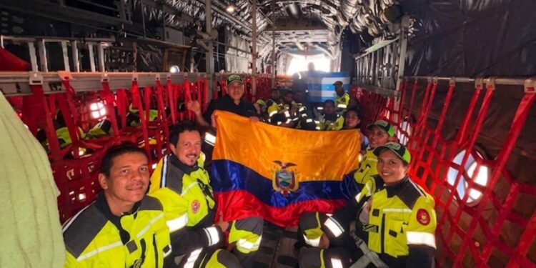 Ecuador envía bomberos e ingenieros a Colombia para apoyar rescates tras terremoto