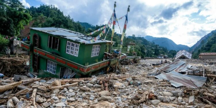 Devastadoras inundaciones en Nepal dejan decenas de muertos y 384 turistas desaparecidos