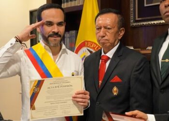 Abelardo De La Espriella recibe banda presidencial que usará en su posesión en Cali