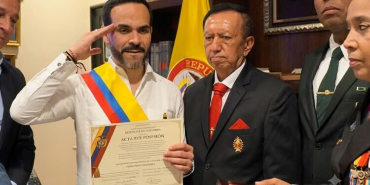 Abelardo De La Espriella recibe banda presidencial que usará en su posesión en Cali
