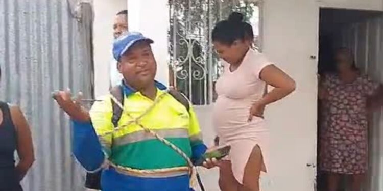 Habitantes de la comuna 10 amarraron a trabajador de Aqualia durante protesta