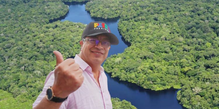 Petro deja protegida el 42 % del país al declarar reserva ambiental en la Amazonía