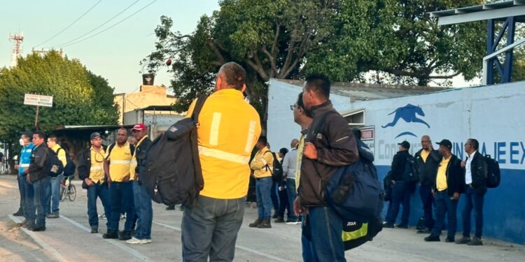 Comunidad de Chancleta bloquea vías en Barrancas por problemas con transporte escolar