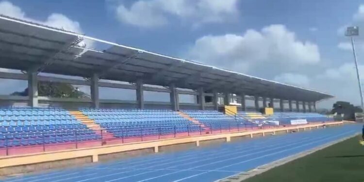 Denuncian riesgo por láminas desprendidas en cubierta del estadio Federico Serrano Soto