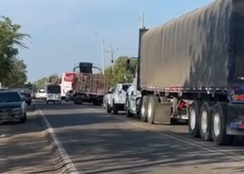 Continúa bloqueo de la vía nacional en Barrancas por fallas en el servicio de energía