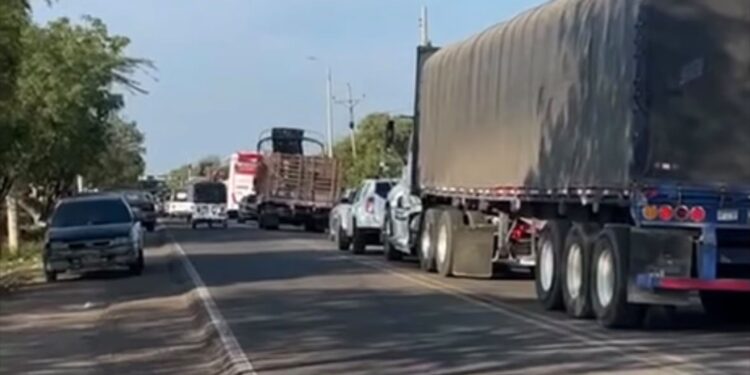 Continúa bloqueo de la vía nacional en Barrancas por fallas en el servicio de energía