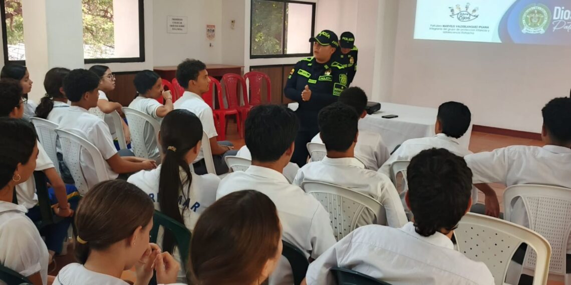 Policía fortalece prevención de violencia escolar y ciberacoso en colegio de Riohacha