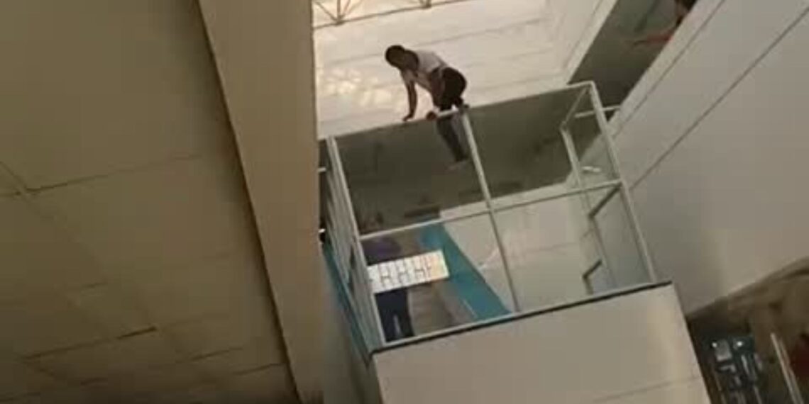 Momentos de tensión por joven que intentó lanzarse desde un quinto piso en Riohacha