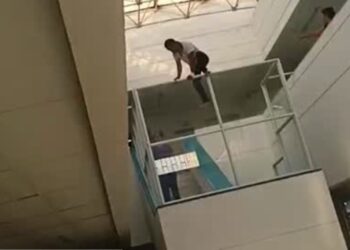 Momentos de tensión por joven que intentó lanzarse desde un quinto piso en Riohacha