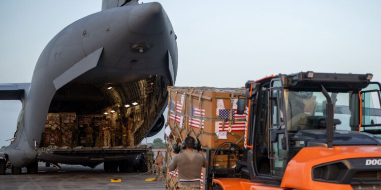 Avión de Estados Unidos llegó a Colombia con ayuda humanitaria para damnificados del terremoto