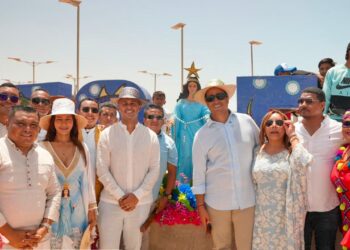 Gobernador Jairo Aguilar recorrió la Alta Guajira con aulas interactivas y ayudas productivas