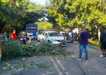 Habitantes bloquean vía entre Villanueva y Cesar en protesta por el servicio de energía