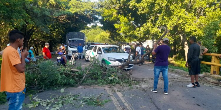 Habitantes bloquean vía entre Villanueva y Cesar en protesta por el servicio de energía