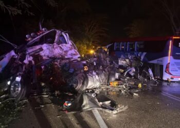 Fuerte choque entre bus de Brasilia y tractocamión deja un muerto y 15 pasajeros heridos en Bolívar