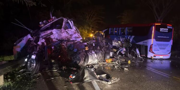 Fuerte choque entre bus de Brasilia y tractocamión deja un muerto y 15 pasajeros heridos en Bolívar