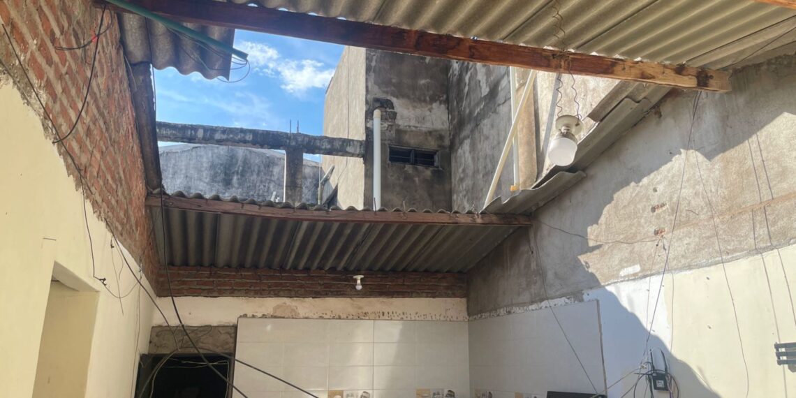 Desplome de techo causa daños en una vivienda del barrio Las Delicias, en Villanueva