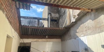 Desplome de techo causa daños en una vivienda del barrio Las Delicias, en Villanueva