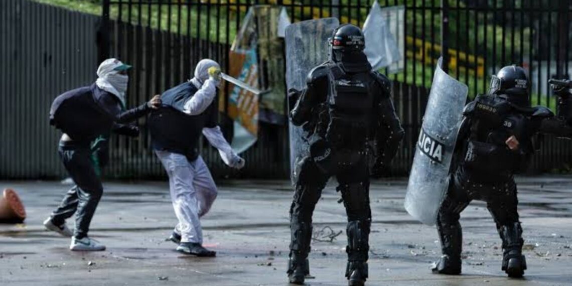 Radican proyecto de ley que propone penalizar el uso de capuchas para cometer delitos durante protestas