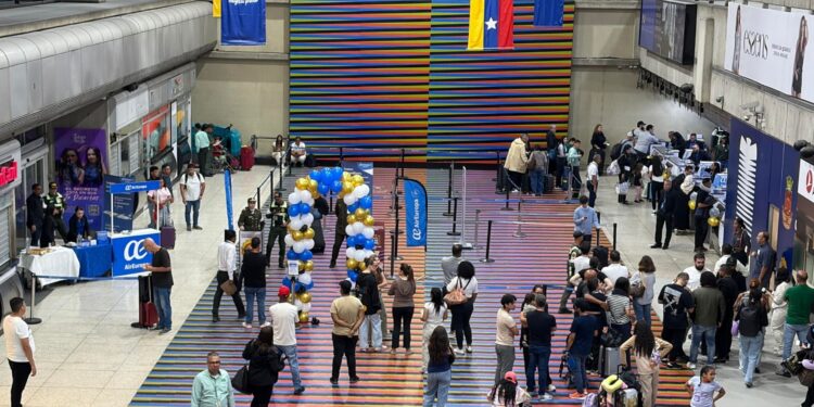 Aeropuerto de Caracas reanuda parcialmente sus operaciones comerciales tras los terremotos de junio