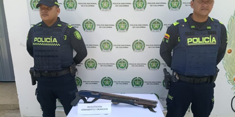 SIJÍN incauta una escopeta y siete cartuchos calibre 12 durante allanamiento en Uribia