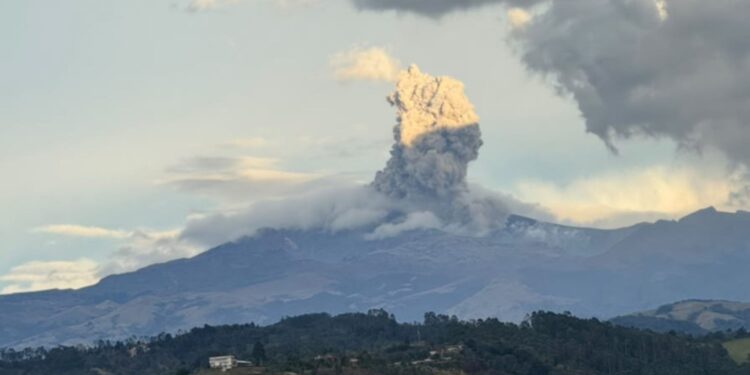 Volcán Puracé registró ocho emisiones de ceniza y mantiene alerta naranja