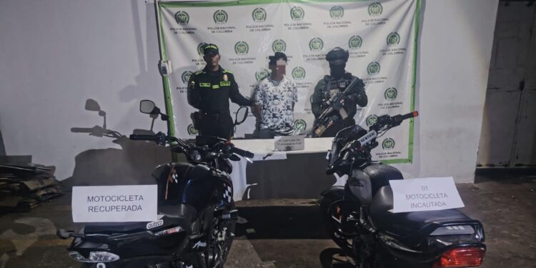 Capturan a un hombre y aprehenden a un adolescente por hurto de motocicleta en Maicao