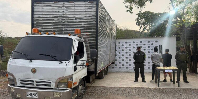 Incautan 2.000 cartuchos ocultos en camión de carga que cubría la ruta Bogotá-Riohacha