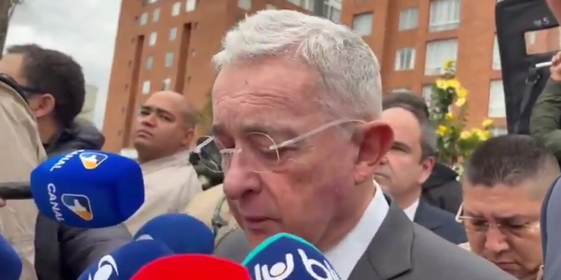 Álvaro Uribe reitera su inocencia antes de declarar ante la Fiscalía por masacres de El Aro y La Granja