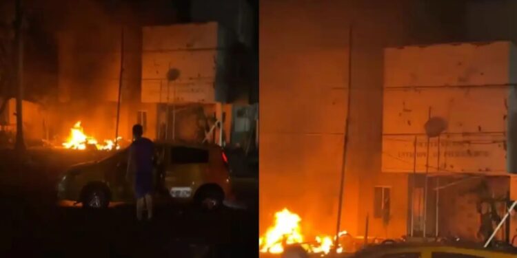 Un muerto y 11 heridos deja ataque con carro bomba contra estación de Policía en Los Patios